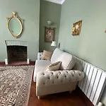 2 Double Bedroom Charming Chelsea Apartment
